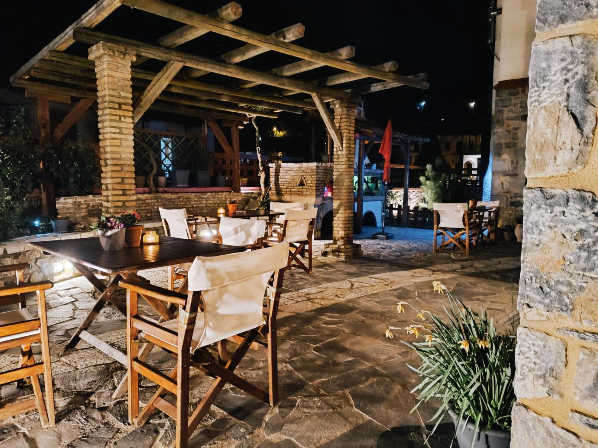 Hotel Archontiko Nikolopoulou à Vitina Extérieur photo