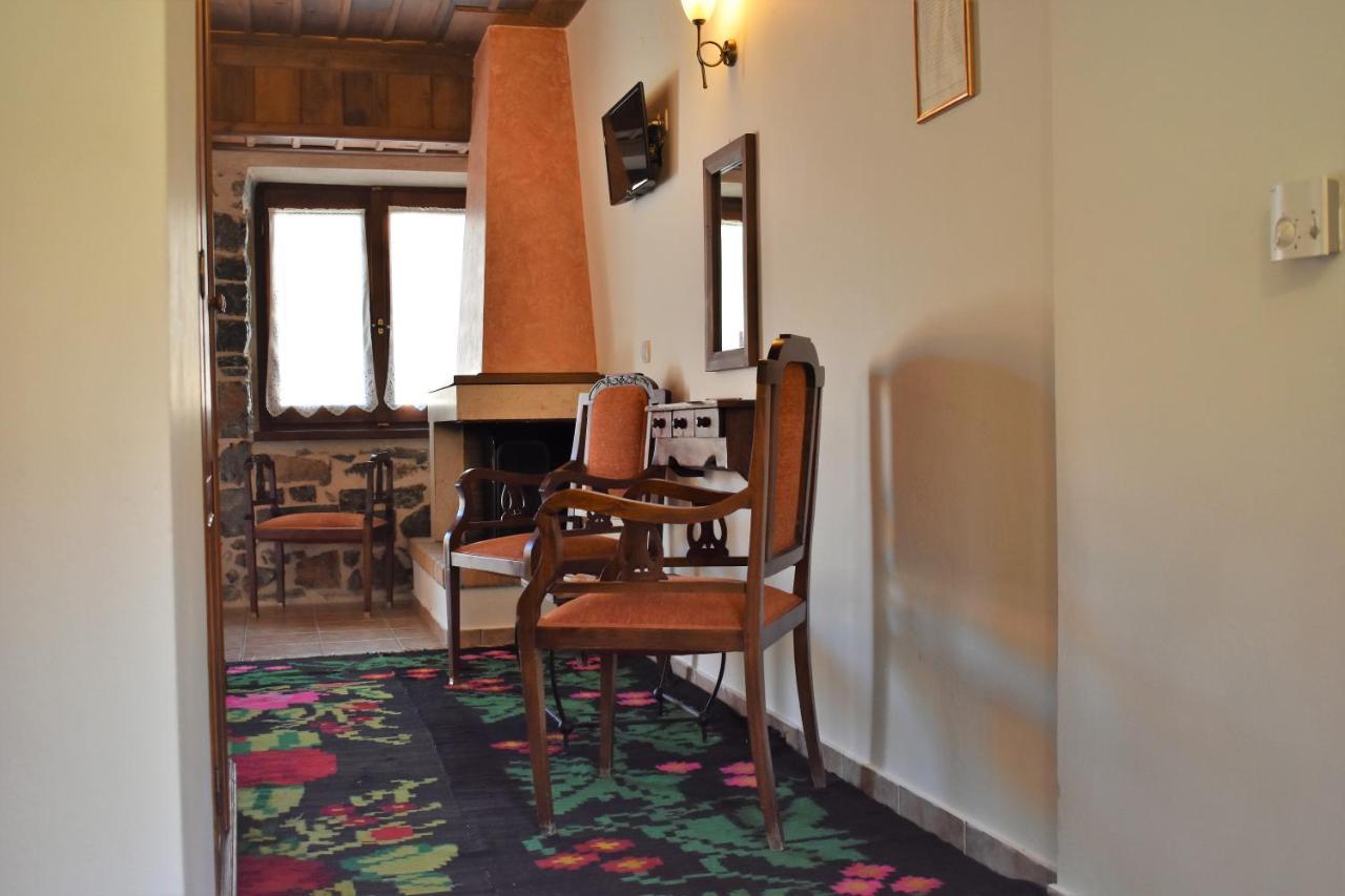 Hotel Archontiko Nikolopoulou à Vitina Extérieur photo
