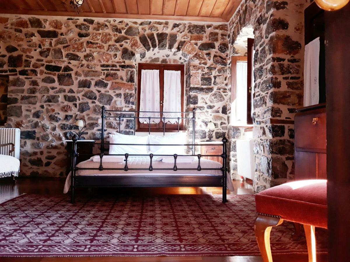 Hotel Archontiko Nikolopoulou à Vitina Extérieur photo