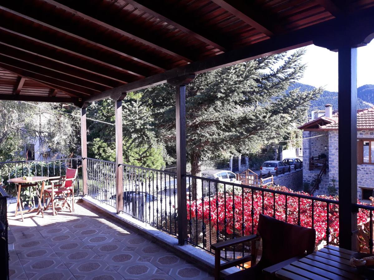 Hotel Archontiko Nikolopoulou à Vitina Extérieur photo